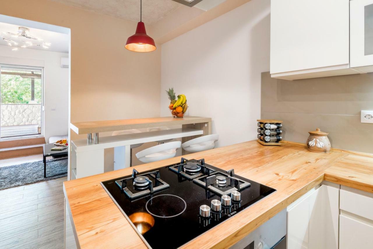 Alena Luxury Apartment With Jacuzzi Split Bagian luar foto